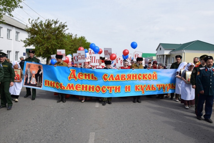 С хоругвями и флагами прошли священники и пограничники в Карасукском районе