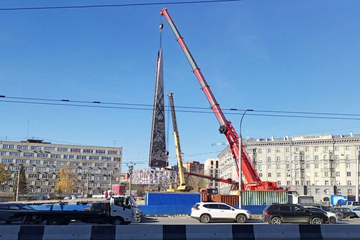 Стелу высотой в 31 метр установили на площади Калинина в Новосибирске