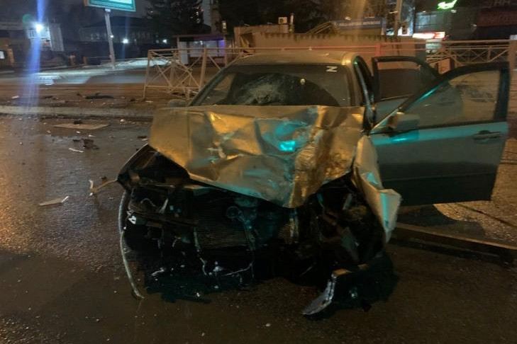 Водитель автомобиля Honda врезался в остановку и сбежал в Новосибирске