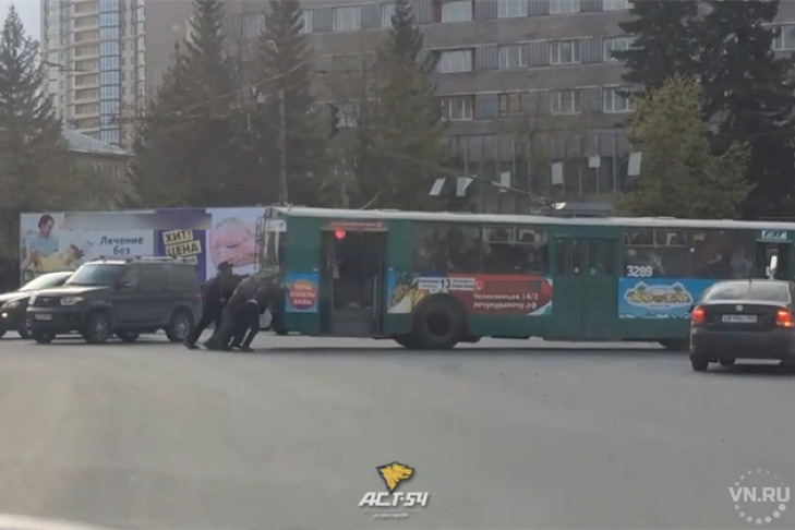 Шестеро пассажиров толкали битком набитый троллейбус