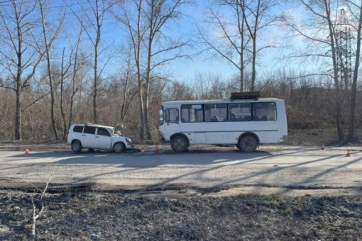 Иномарка врезалась в автобус с пассажирами в Новосибирске