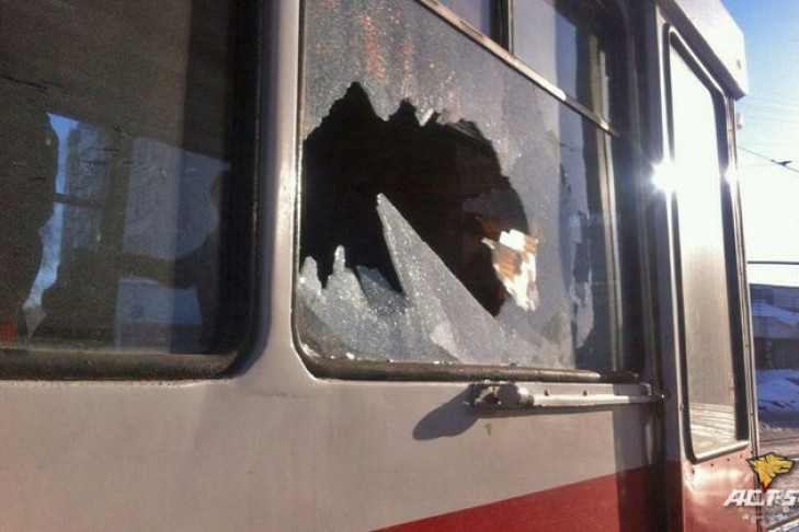 Женщина пострадала от куска льда, брошенного в окно трамвая 