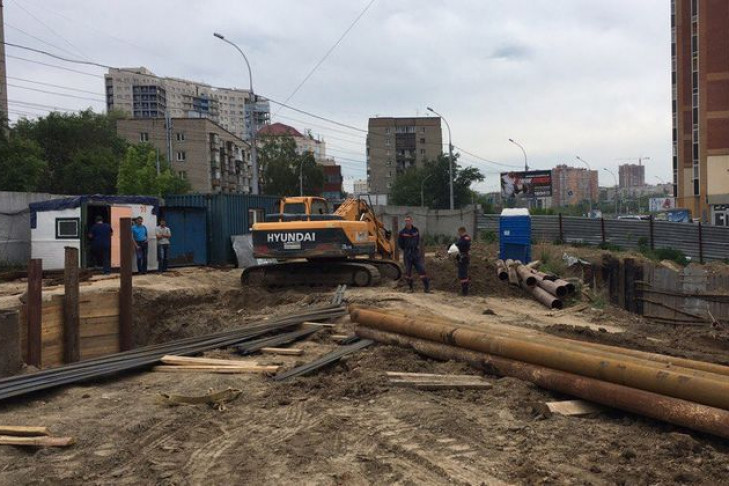Рабочего похоронило под завалами глины в Дзержинском районе