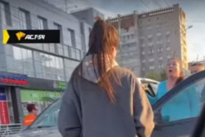 Невменяемую женщину-водителя поймали у цирка жители Новосибирска