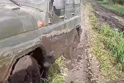 Боевого товарища после схватки с грязью показали сибирские бойцы СВО