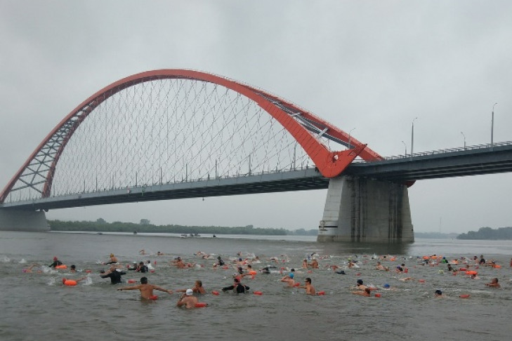 250 человек переплыли Обь под дождем