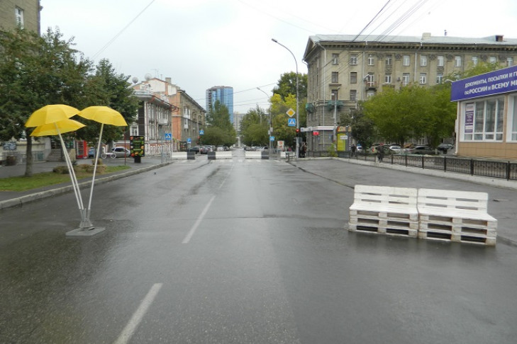 Улица Ленина пуста от пешеходов в воскресенье днем