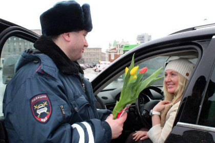 Цветы от полицейских получили автоледи 