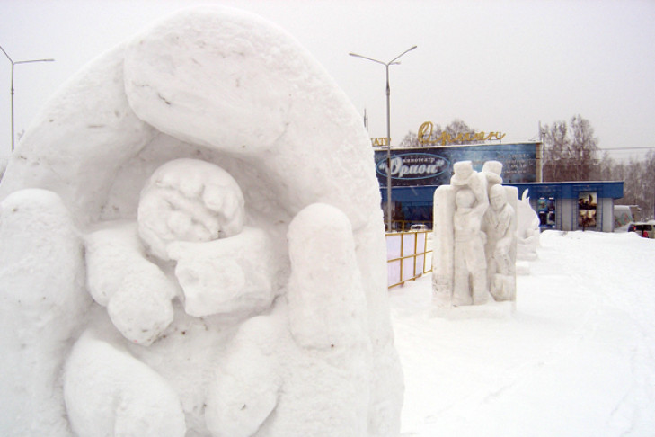 Вандалы сровняли с землей снежную скульптуру в Бердске 