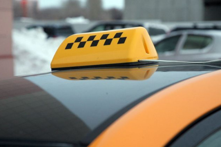 Жителя Латвии обворовал таксист из Болотного 