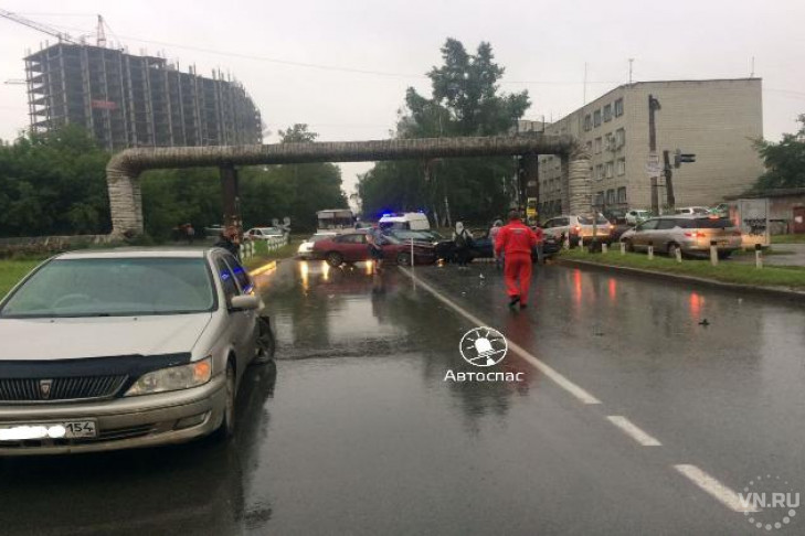 Три «Тойоты» полностью перекрыли движение в Новосибирске