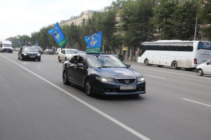 Колонна машин с флагами ВДВ проехала по Новосибирску