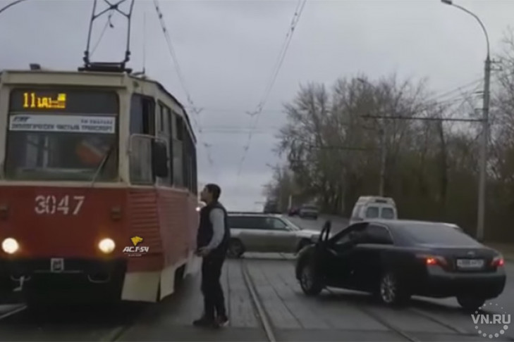 Психованный любитель стритрейсинга разбил зеркало трамваю