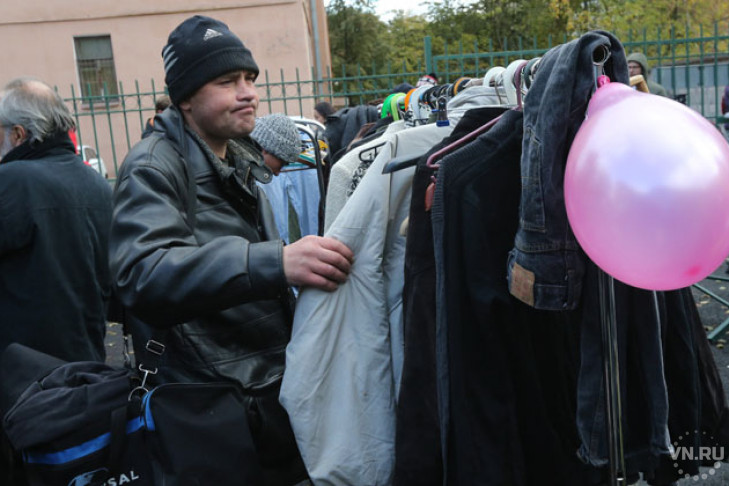 Куда отдать ненужную одежду в Новосибирске: адреса