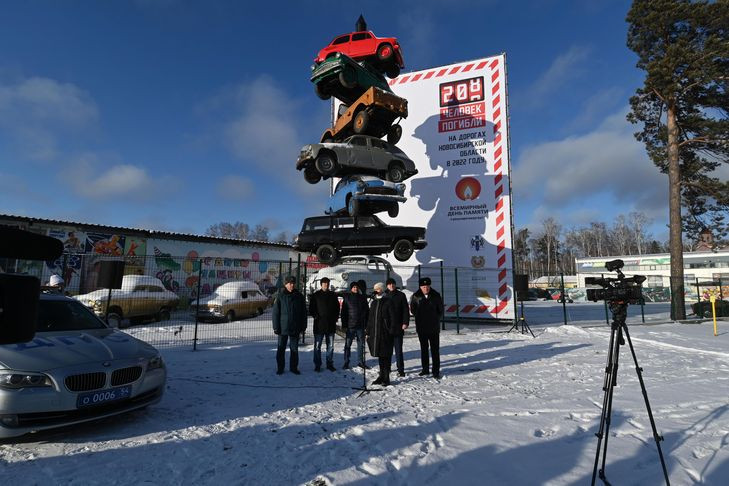 Инсталляцию из ретро-автомобилей установили в Новосибирске на Мочищенском шоссе