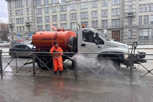 Более 50 машин вышли отмывать центр Новосибирска к 9 Мая