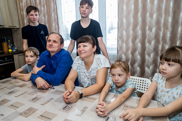Выплаты и пособия для многодетных в Новосибирской области смогут получить только граждане России