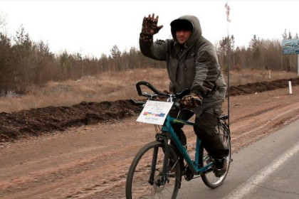 Велосипедист с грузинским флагом проехал по Новосибирску