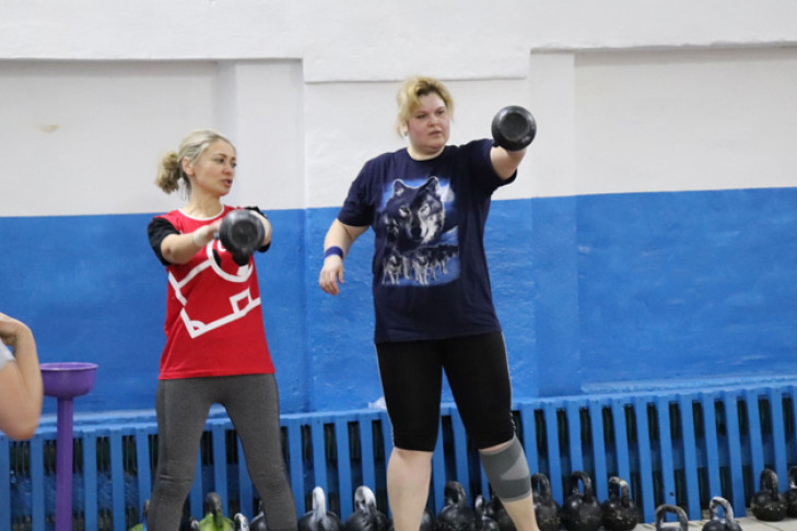 К занятиям фитнесом приобщают женщин из Чистоозерного