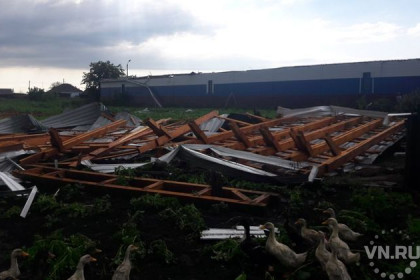 Крышу спорткомплекса снес ураган в Усть-Тарке