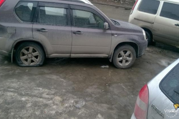 Вандалы порезали колеса у девяти авто в Новосибирске