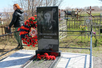 Памятник герою-летчику Зеленскому обновили в Новосибирской области
