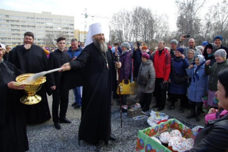 Православные христиане празднуют Пасху в Новосибирске 