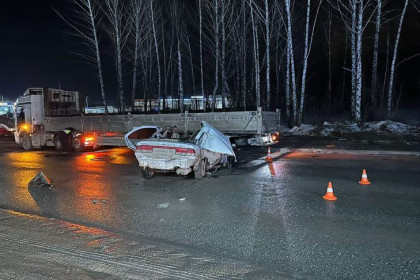 Три женщины-пассажирки пострадали в ДТП с КамАЗом в Новосибирске