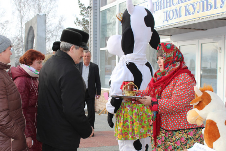 Необычная корова встретила животноводов у ДК в Здвинске 