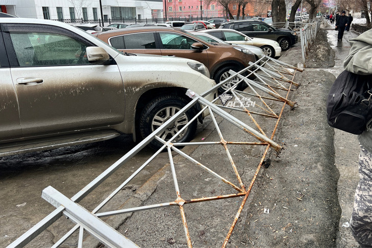 Ржавый забор рухнул на автомобили в Новосибирске