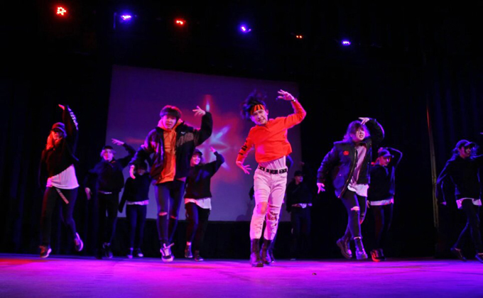 Танцы корейских звезд – одни из самых зрелищных выступлений. Зал подтанцовывает в такт любимым исполнителям