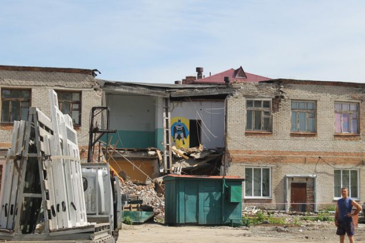 Без стены осталось офисное здание в Куйбышеве
