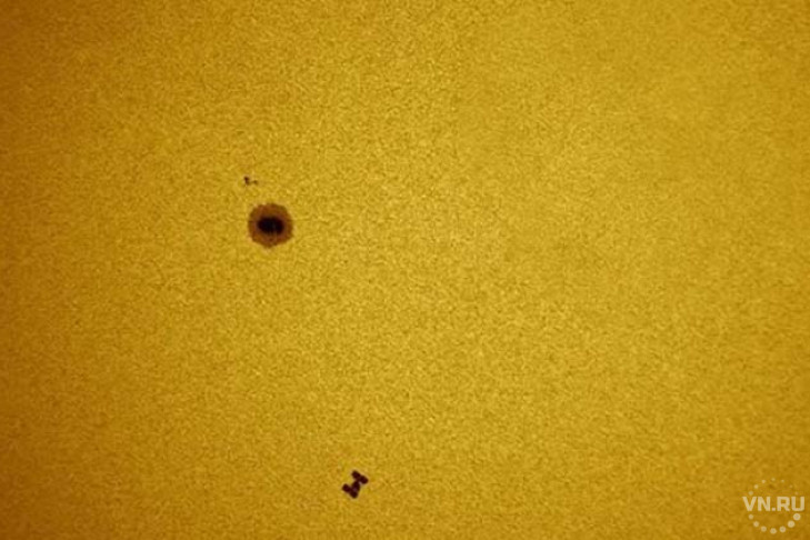 МКС пронеслась по Солнцу – это успел снять фотограф из Новосибирска