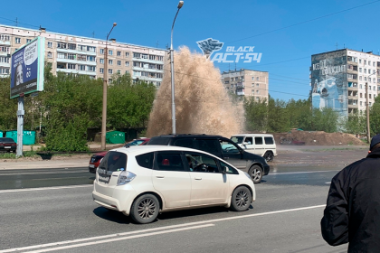 Многометровый фонтан забил на Гусинобродском шоссе