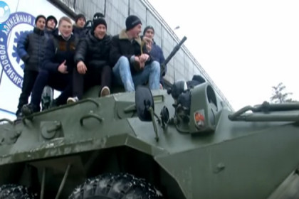 4 тысячи призывников на трибунах ЛДС «Сибирь» осматривали оружие