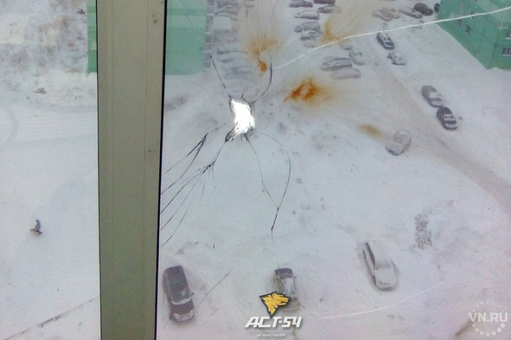 Мощный фейерверк пробил окно в квартире на 13-м этаже