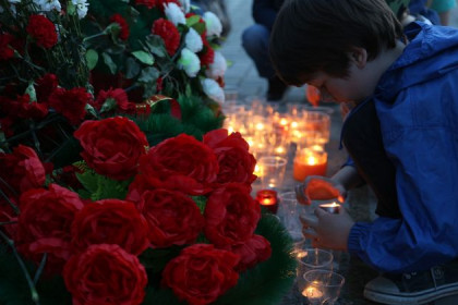Свечу памяти на Монументе Славы зажгли тысячи новосибирцев