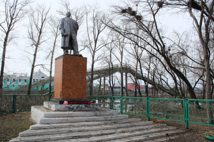 Памятник Ленину треснул в Новосибирской области 