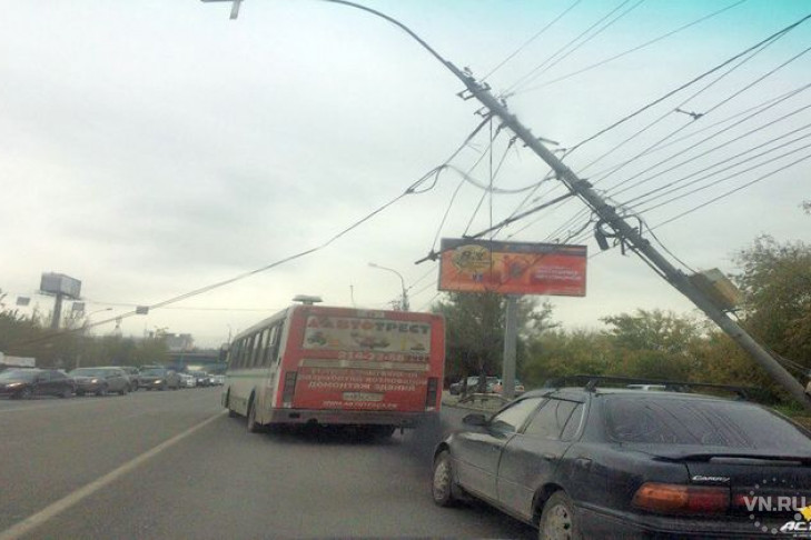 Кривой фонарный столб стал причиной пробок и шуток в Новосибирске