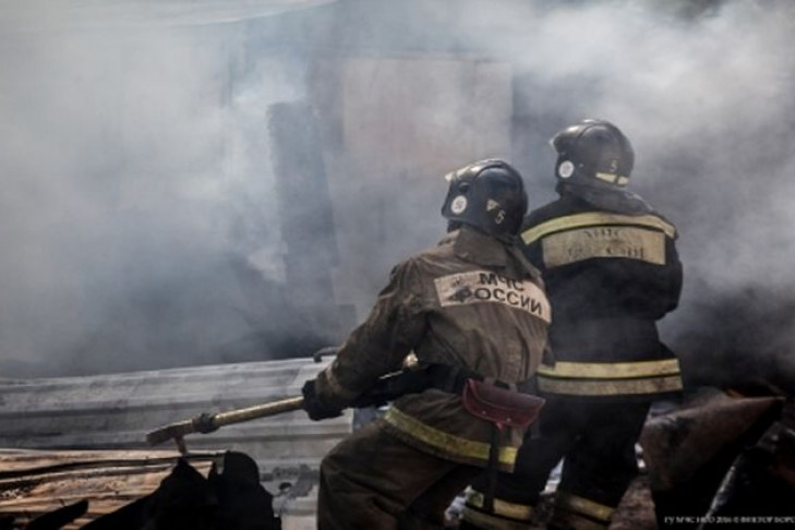 Большой пожар в Болотном чуть не погубил жильцов и дом