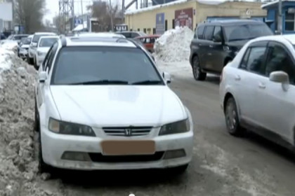 Грязный снег с реагентами переполняет снегоотвалы Новосибирска
