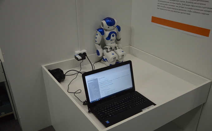 Автономный программируемый человекоподобный робот NAO.jpg