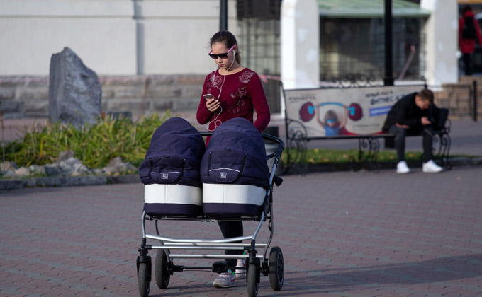 женщина с коляской фото Виктора Боровских
