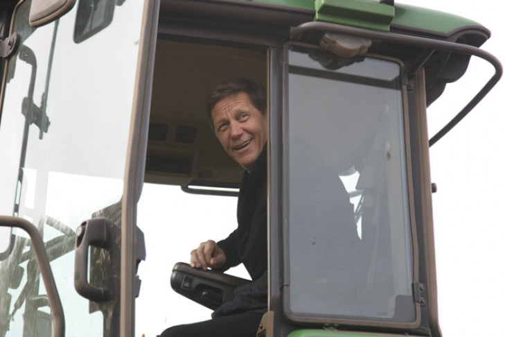 Вице-спикер Госдумы сел за руль комбайна в Новосибирской области