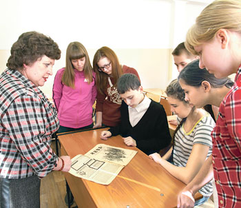 Татьяна Сергеевна показывает ученикам журнал «Нива» 1916 года выпуска, в котором был опубликован дневник военных действий Первой мировой войны