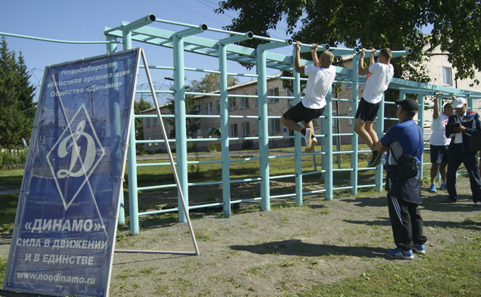 За колючей проволокой у подростков занят делом каждый час: здесь они получают профессию, сдают нормы ГТО и читают книжки… Фото Натальи Жубриной
