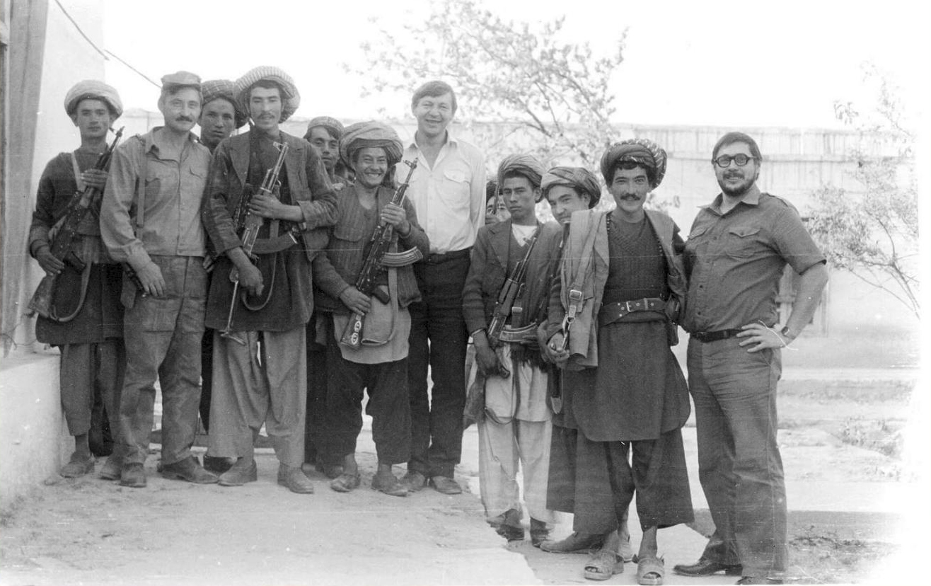 На этой  фотографии — наши миротворцы и участники  бандгруппы, с которыми заключили перемирие. Фото из личного архива Николая Микенина