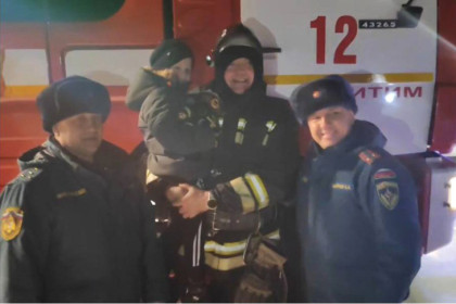 Сотрудники МЧС подарили медвежонка спасенному в Искитиме ребенку