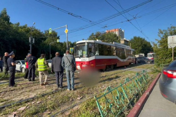 Трамвай №15 насмерть сбил молодую женщину в Новосибирске