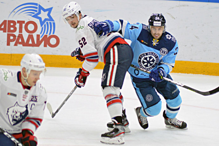 Хоккейная «Сибирь» пропустила четыре шайбы в Нижнекамске
